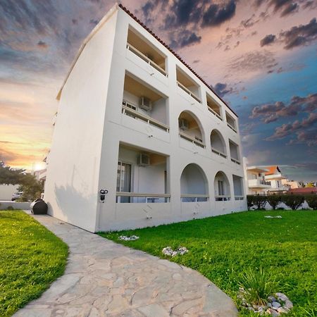 Lefteris Apartments In Ialysos  Bagian luar foto