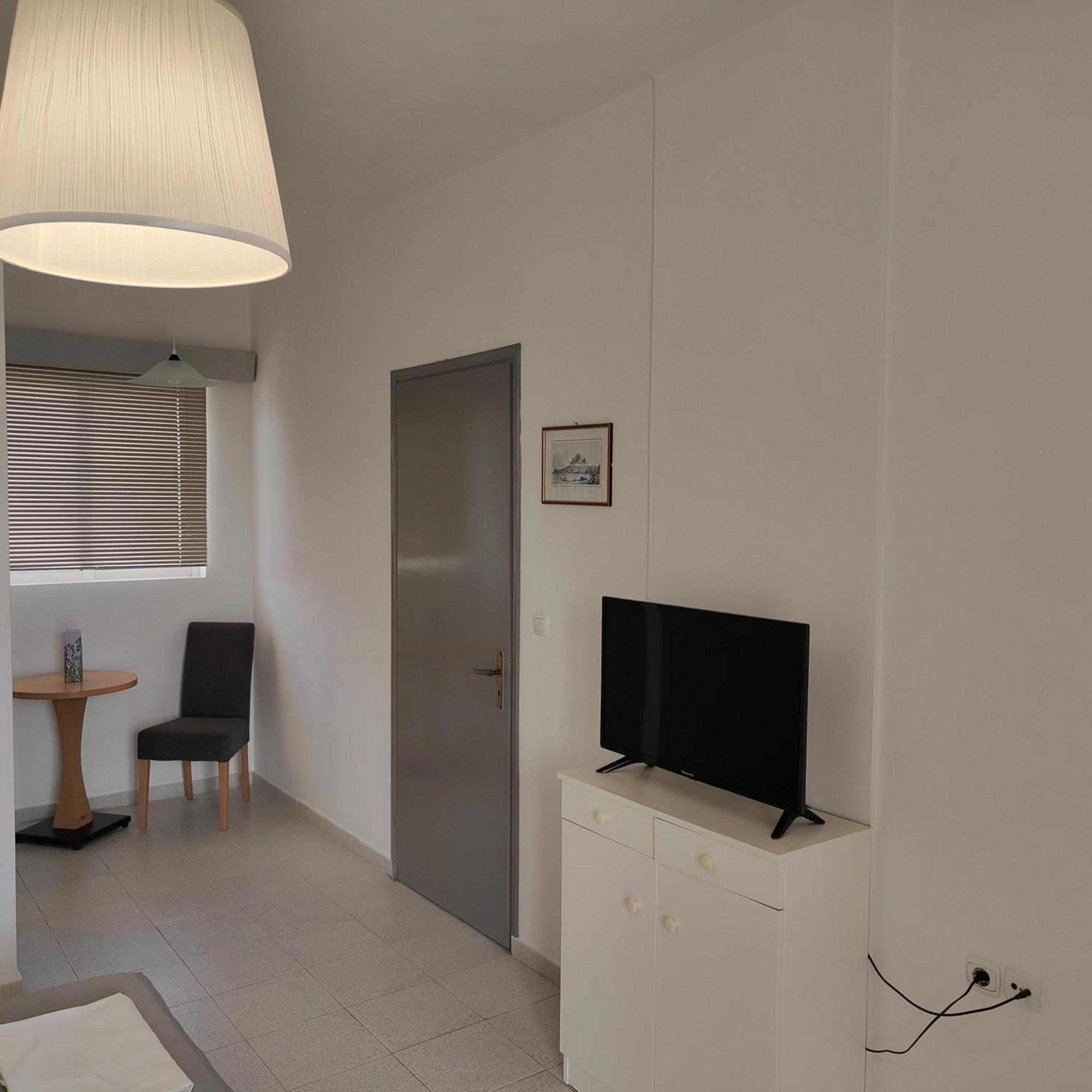 Lefteris Apartments In Ialysos  Bagian luar foto