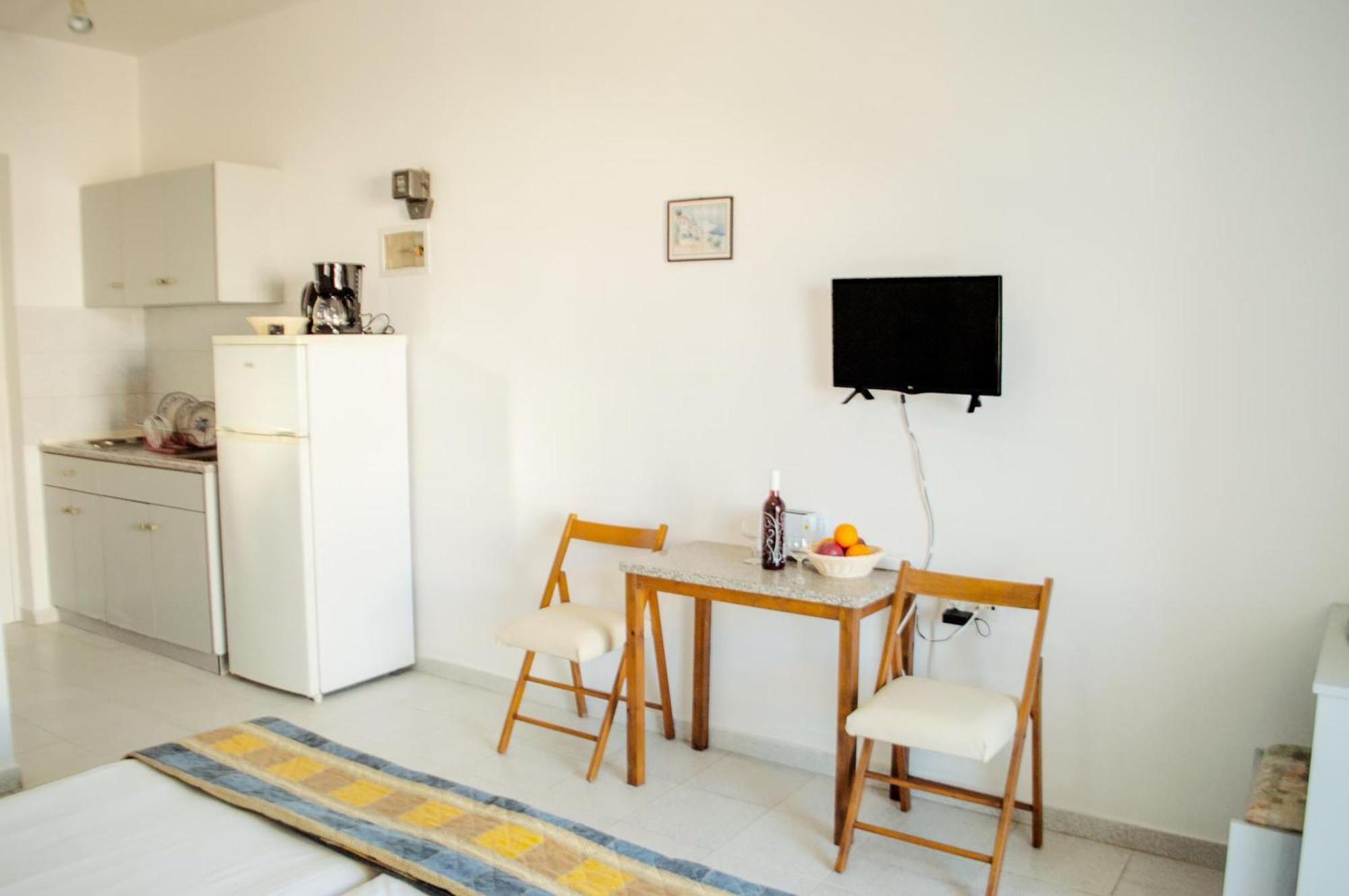Lefteris Apartments In Ialysos  Bagian luar foto