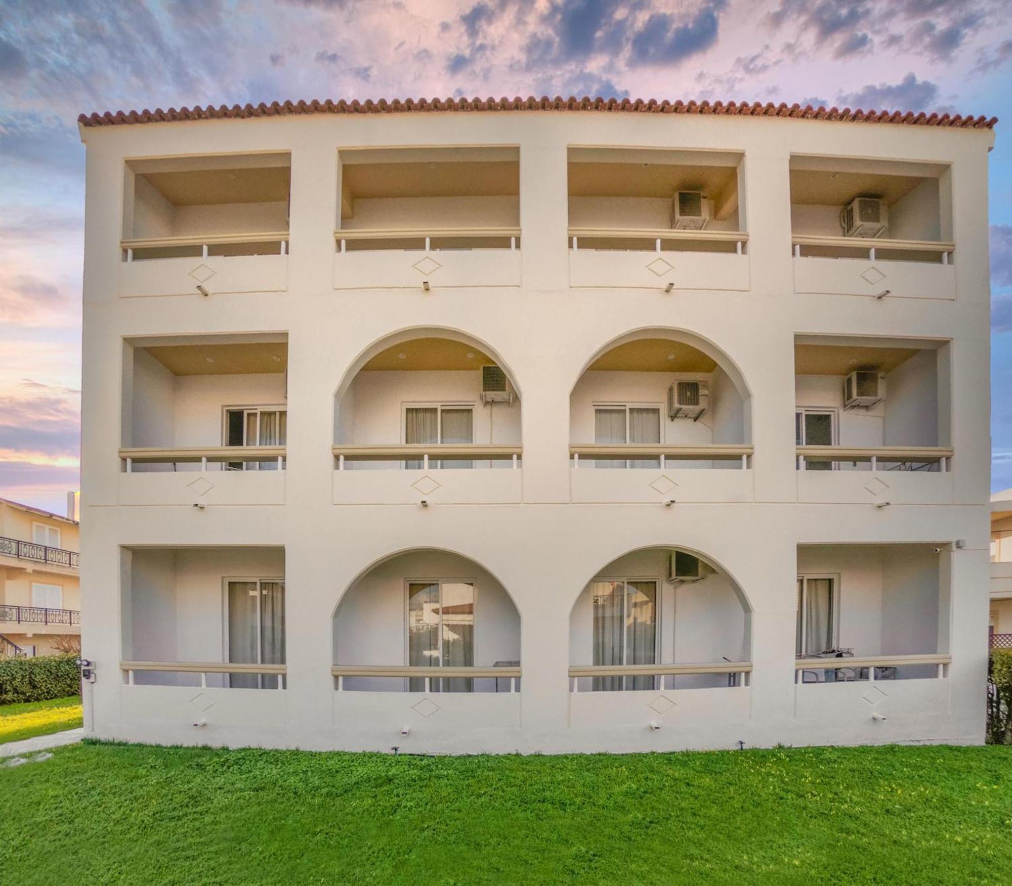 Lefteris Apartments In Ialysos  Bagian luar foto