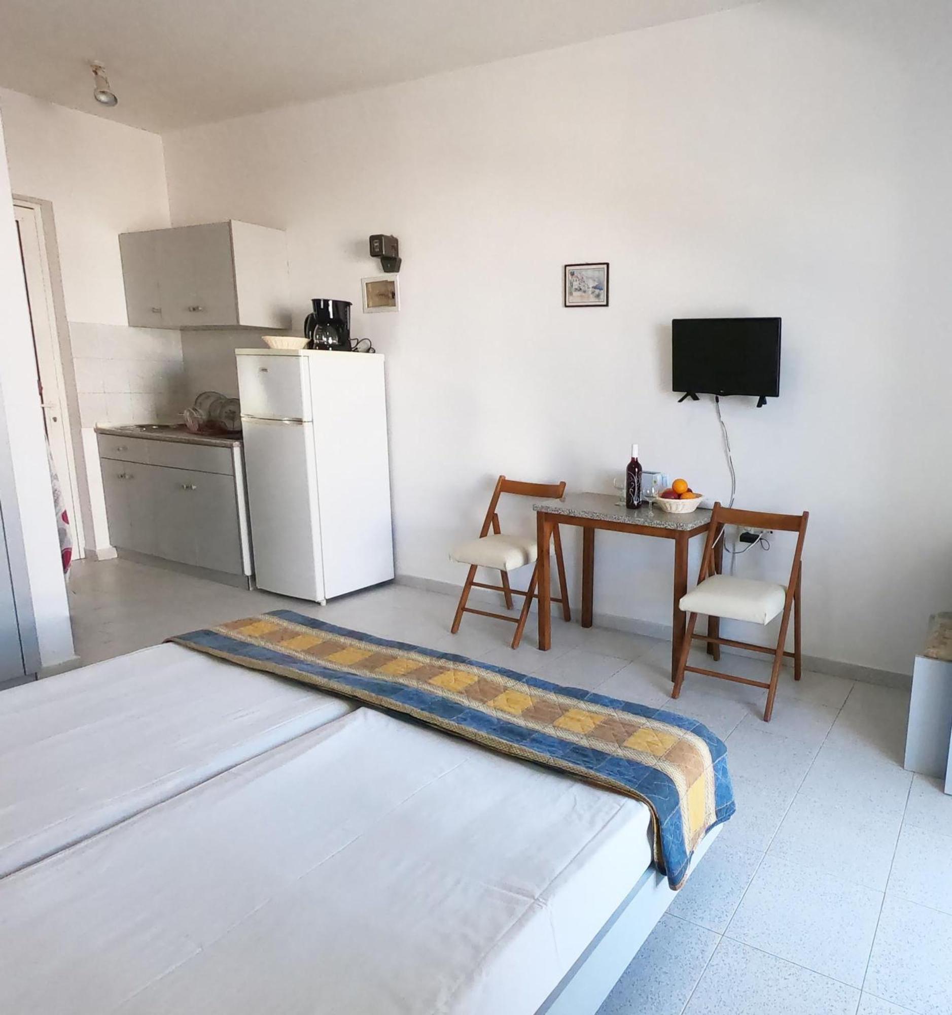 Lefteris Apartments In Ialysos  Bagian luar foto