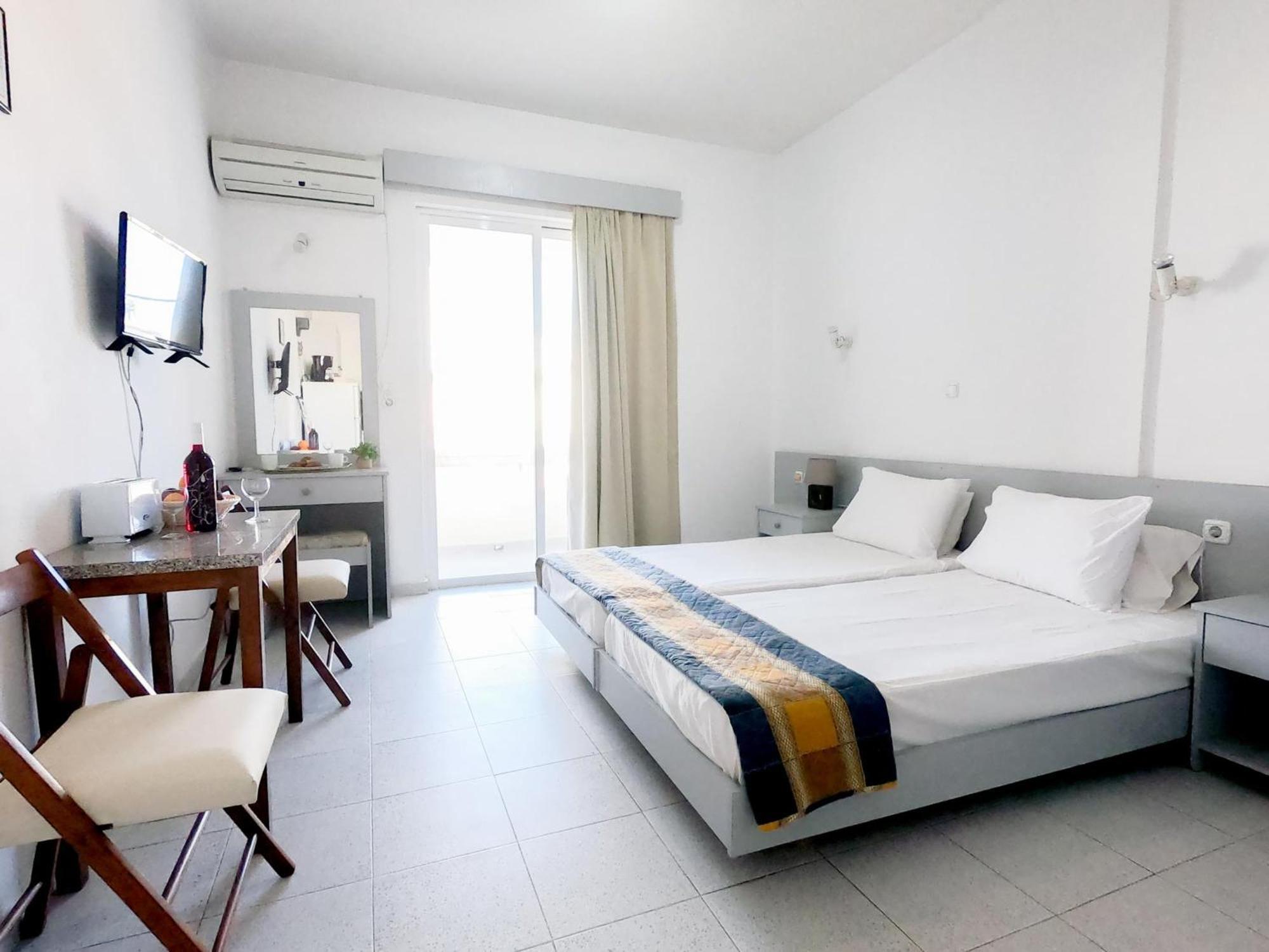 Lefteris Apartments In Ialysos  Bagian luar foto