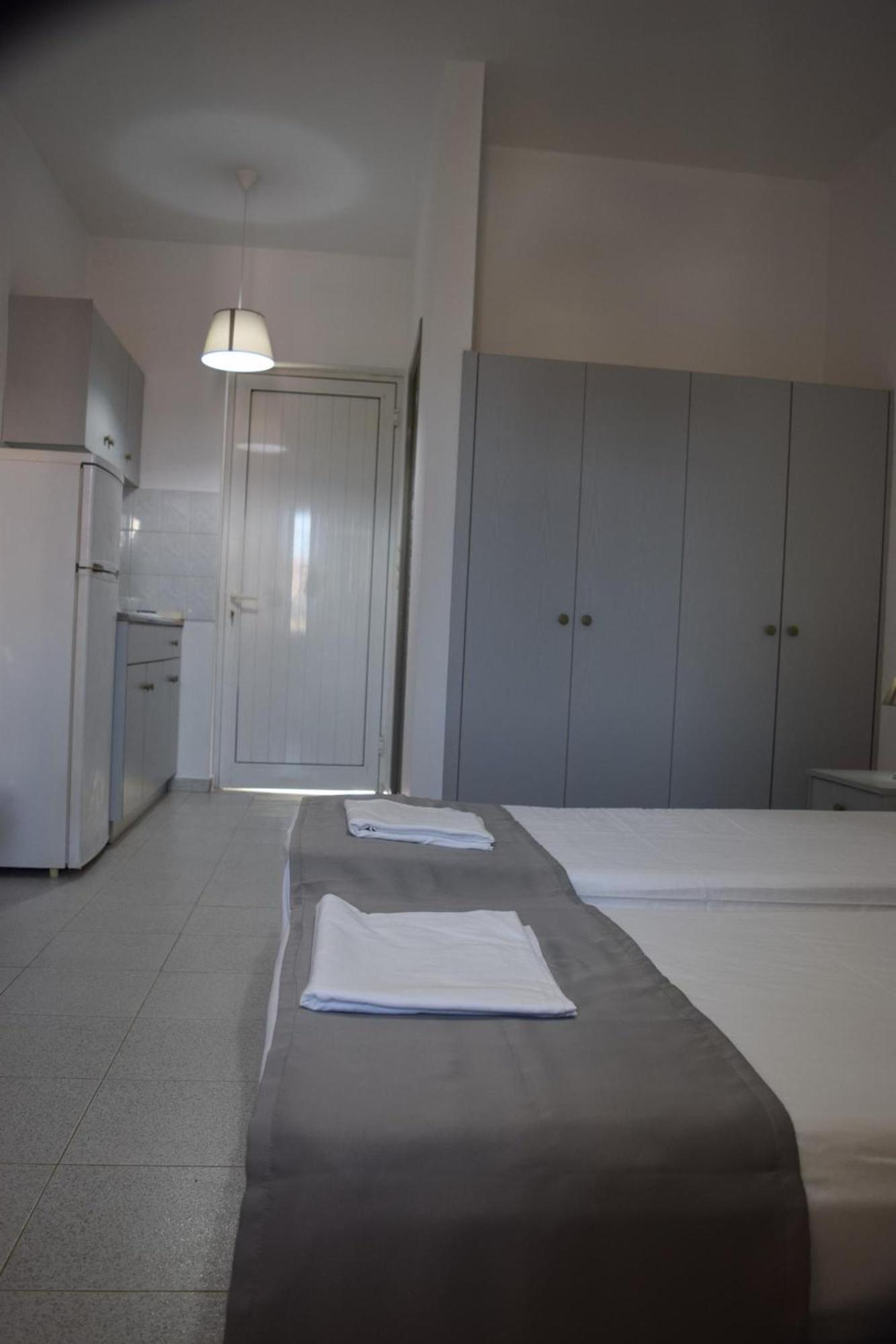 Lefteris Apartments In Ialysos  Bagian luar foto
