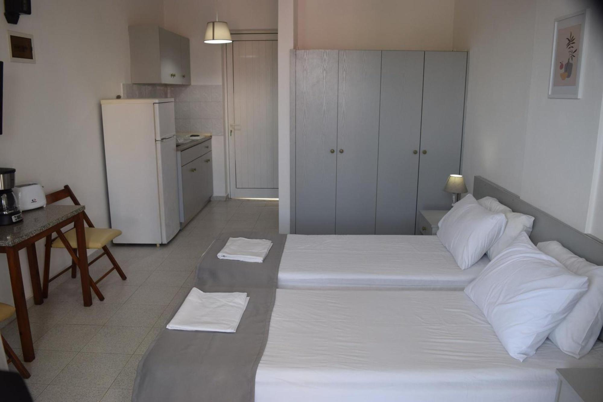Lefteris Apartments In Ialysos  Bagian luar foto