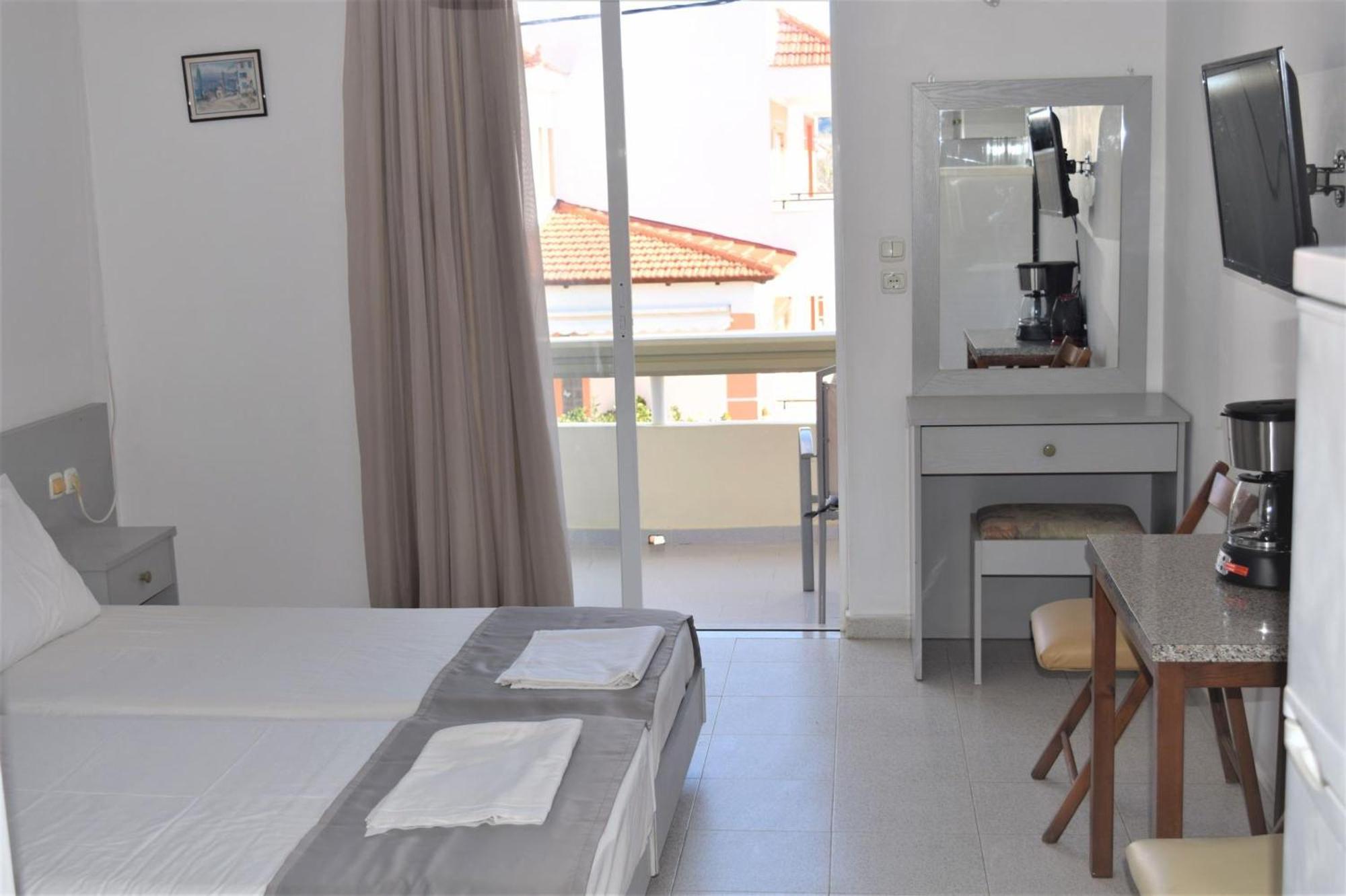 Lefteris Apartments In Ialysos  Bagian luar foto